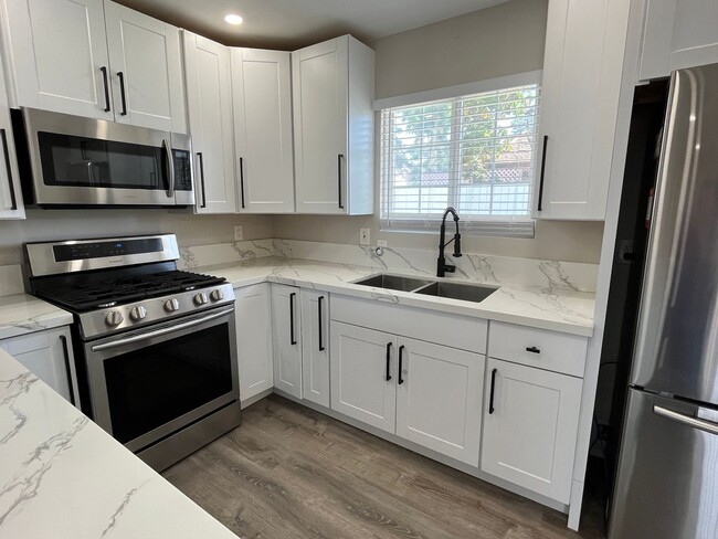 Building Photo - 3 Bedroom Home in Paradise Hills