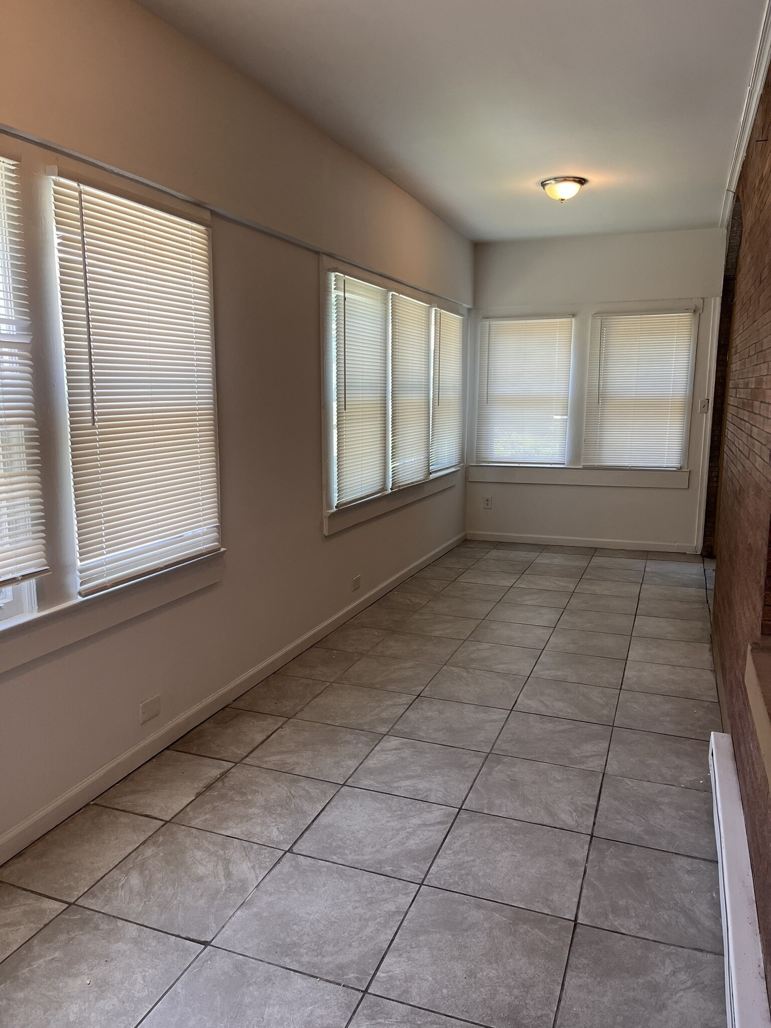 Porch/Sunroom - 4943 Penn St