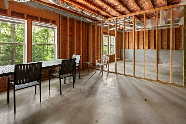 Building Photo - Beautiful Beaverdam Home