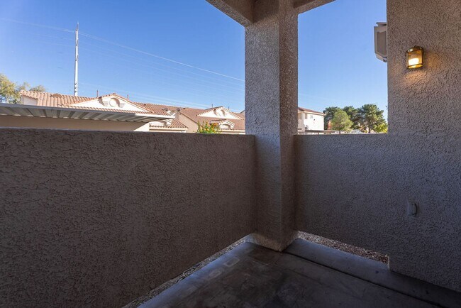 Building Photo - 855 N Stephanie St