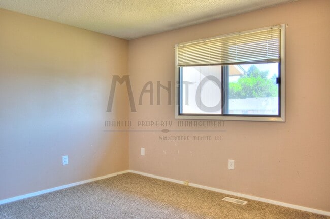 Building Photo - **COMING SOON** Clean & Spacious Spokane Valley Duplex