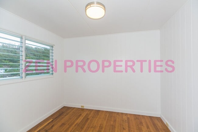 Building Photo - 1555 Moani St