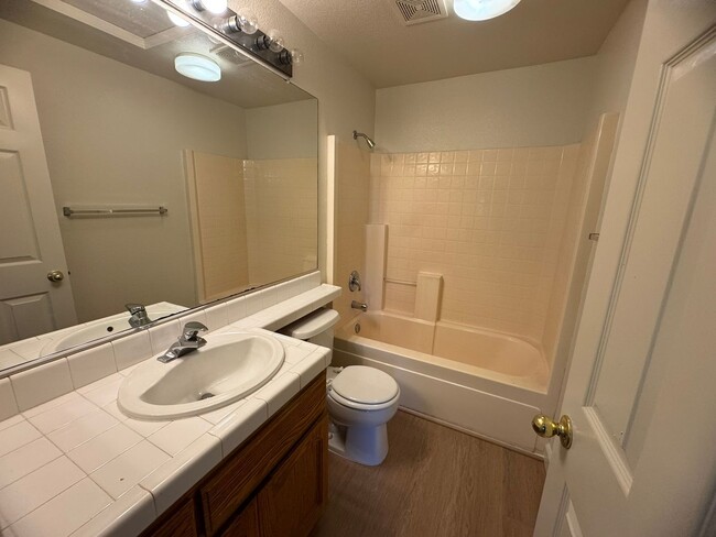 Building Photo - Spacious 2 Story Near Trails & Rose Park