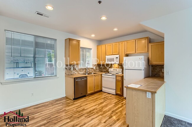 Building Photo - ** New Price! ** Charming 3-Bedroom Condo ...