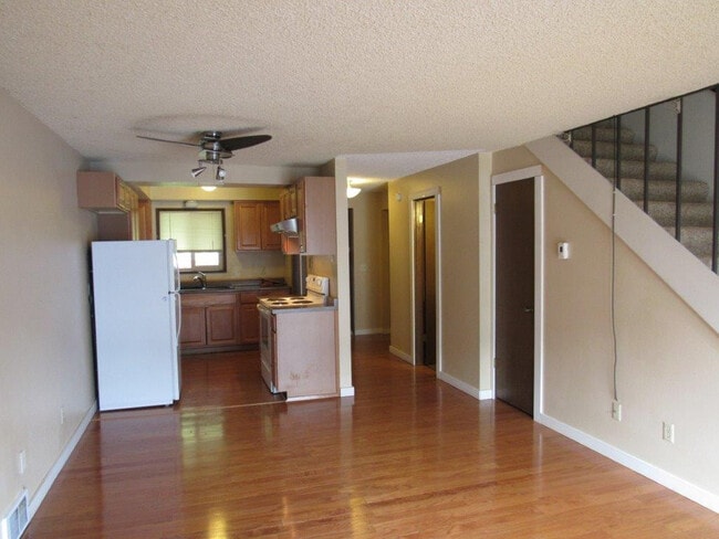 Building Photo - Beautiful 2 Bedrrom, 1.5 Bathroom Condo