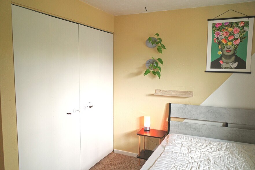 Building Photo - 2555 SW Pickford St