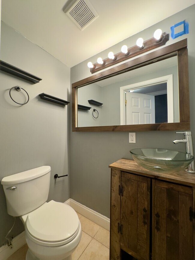 Building Photo - Charming 3-Bedroom Townhome with Modern Am...