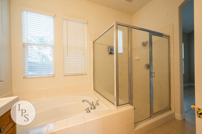 Building Photo - North Clovis Home, 3BR/2BA, Built 2005 - Lots of Amenities!