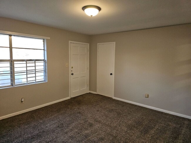 Building Photo - Newly renovated 2 bedroom, 1 bath duplex i...