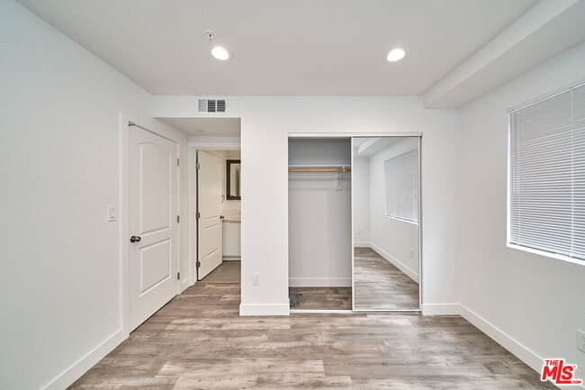 Building Photo - 601 W 41st Pl