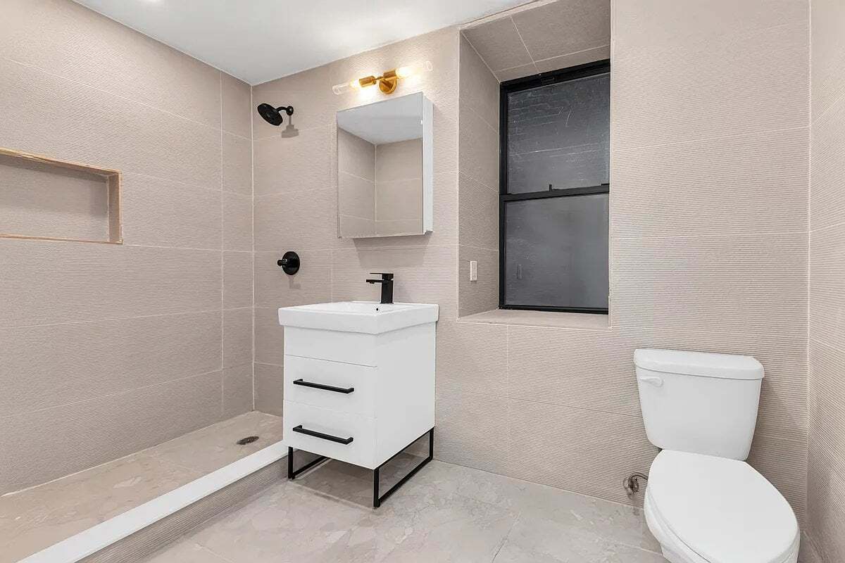 Building Photo - 166 E 7th St