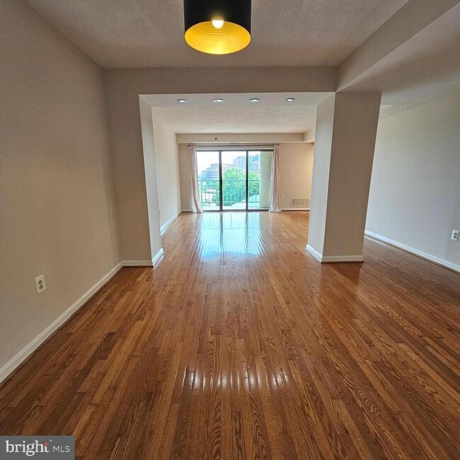 Building Photo - 505 E Braddock Rd