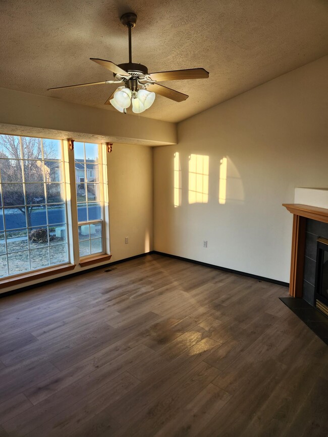 Living Room - 7202 N Helena St