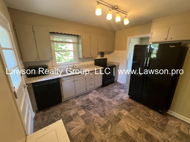 Building Photo - Three Bedroom Home - Convenient Location!