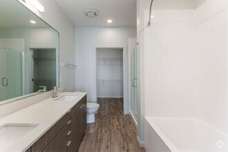 Expansive Bath & Closet - Sugarmont Apartments & Townhomes