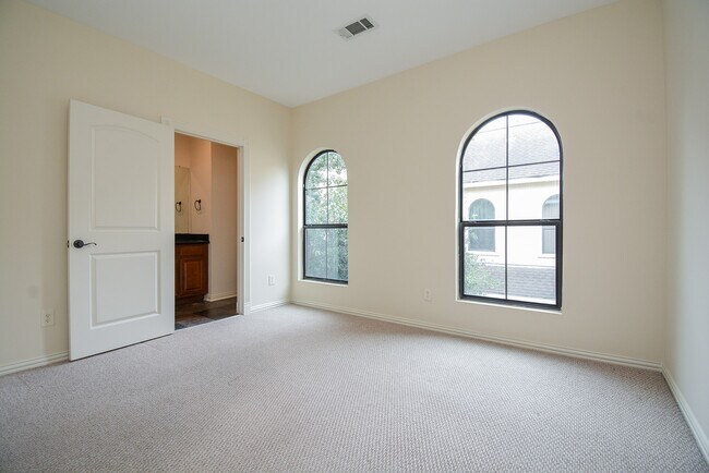 Building Photo - 5310 Larkin St