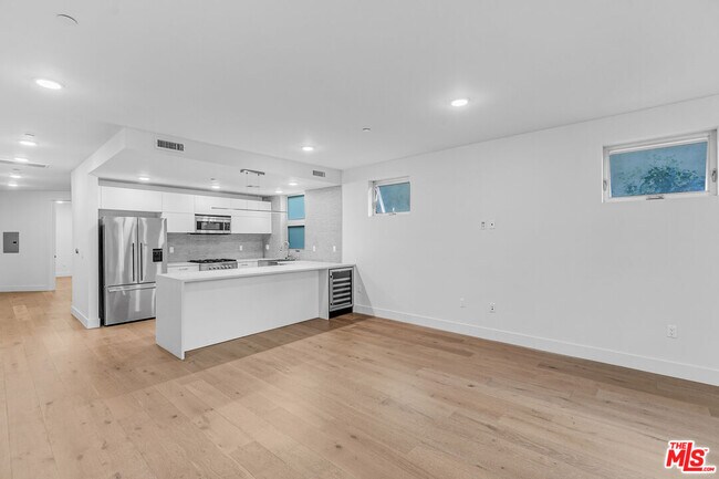 Building Photo - 2000 Beachwood Dr