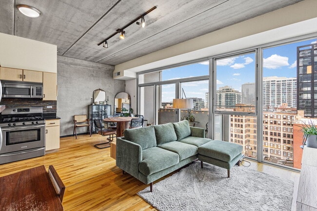 Building Photo - 630 N Franklin St