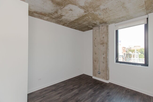 Building Photo - 1714 W Roscoe St