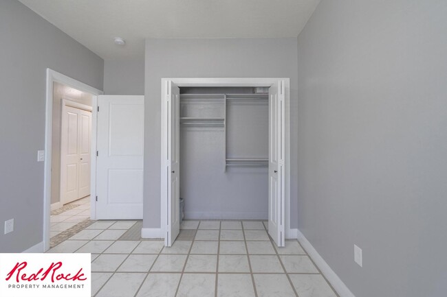 Building Photo - Lovely 2 Bedroom Condo. Pet Friendly!