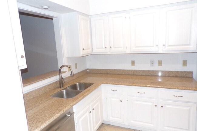 Building Photo - 712 Augusta Dr