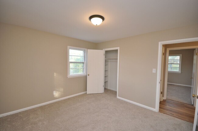 Building Photo - House in Benton City Limits