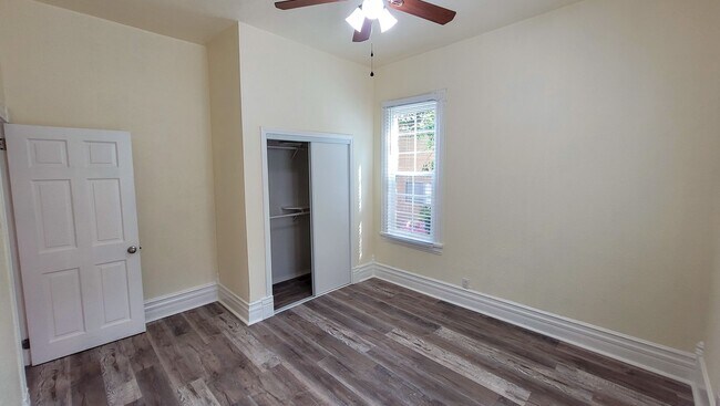 Building Photo - g7705