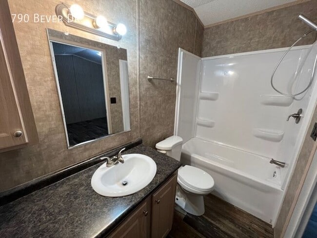 Building Photo - 790 N Bever Dr