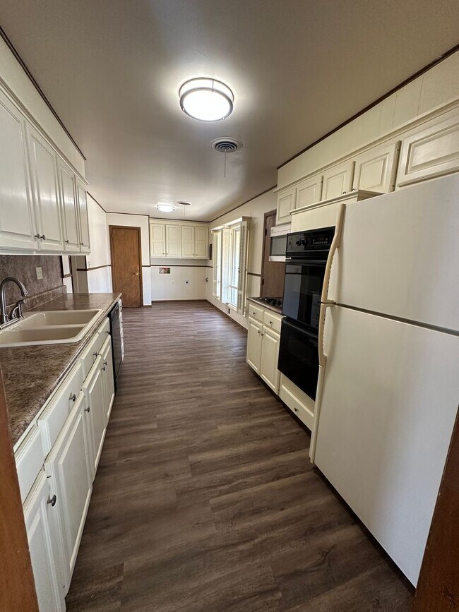 Building Photo - Beautiful Home on Mesa Circle!