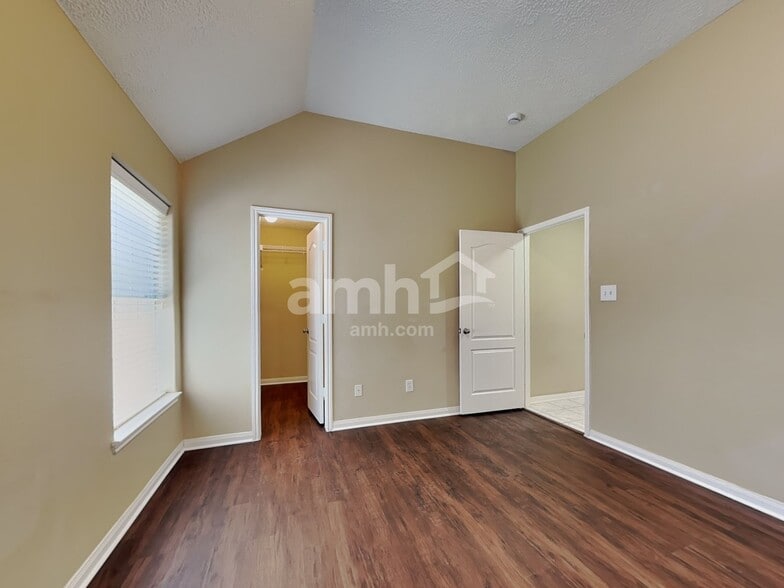 Building Photo - 17302 Lonesome Dove Trl