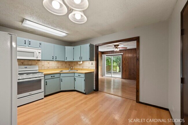 Building Photo - 2S211 Sanchez Dr