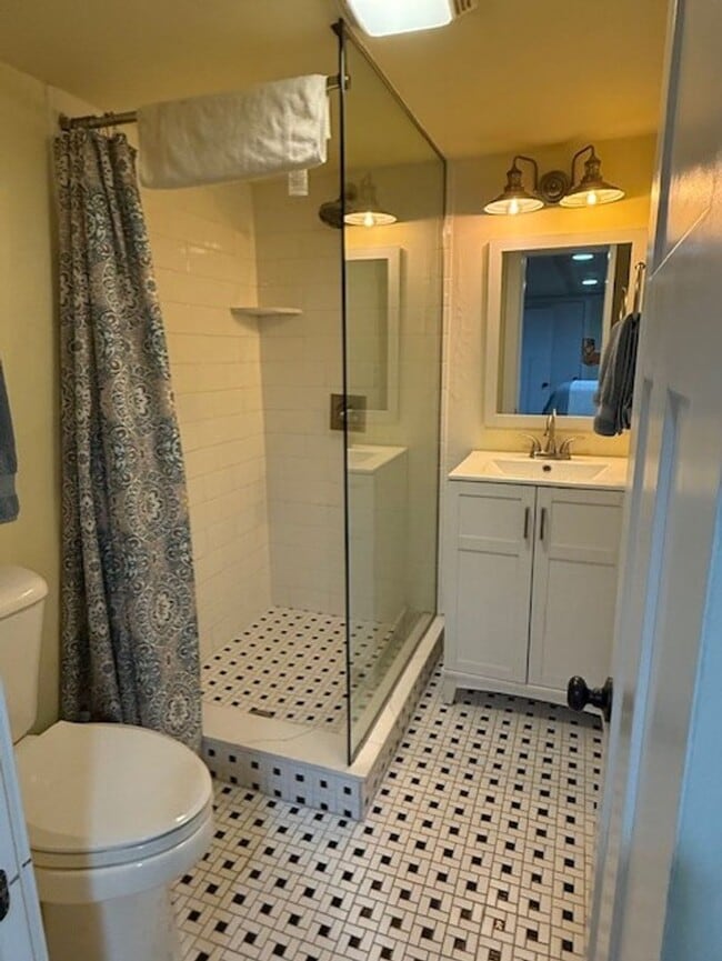 Building Photo - Live in the heart of Roslyn, walk to shops dining and trailheads!