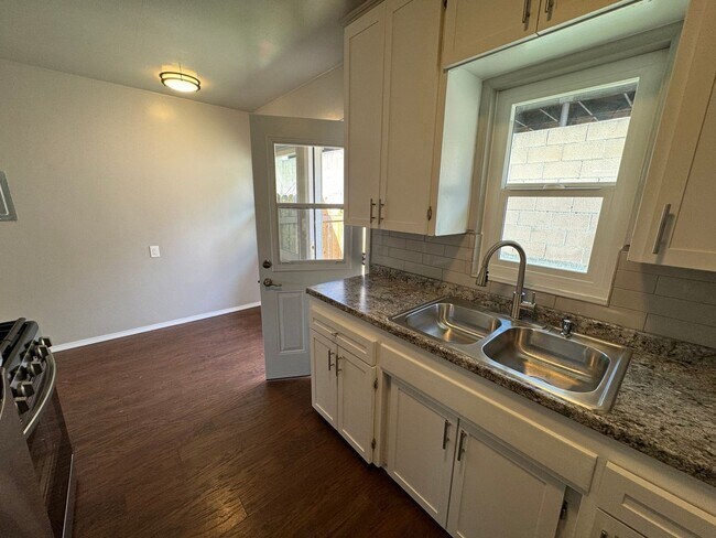 Building Photo - 1520 N Fair Oaks Ave