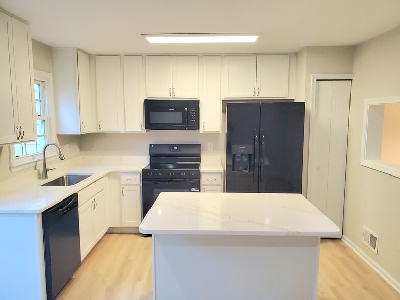 Building Photo - 14142 Betsy Ross Ln