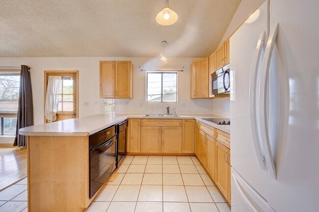 Building Photo - $1,995.95, 2 Bed, 2 Bath Townhome in Lakewood with Central AC and In Unit Laundry!