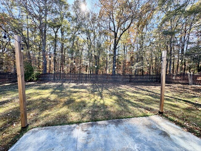 Building Photo - The perfect 3 bed, 2 bath home located in ...