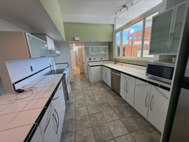 Building Photo - High Desert Retreat- 3 Bedrooms, 2 Bathroo...