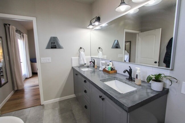 Building Photo - RENOVATED 3-BEDROOM HOME IN BEACON HILL