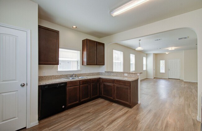 Building Photo - Open Layout & Large Backyard in Houston’s Evergreen Villas – 3 Beds, 2½ Baths