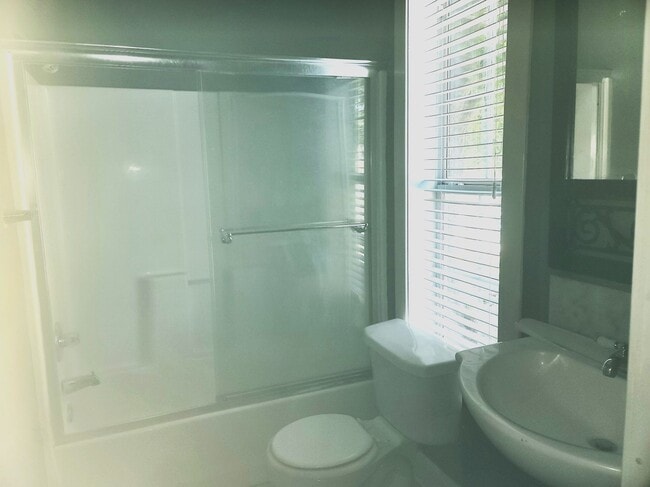 Building Photo - 1 Bed 1 Bath utilities included!