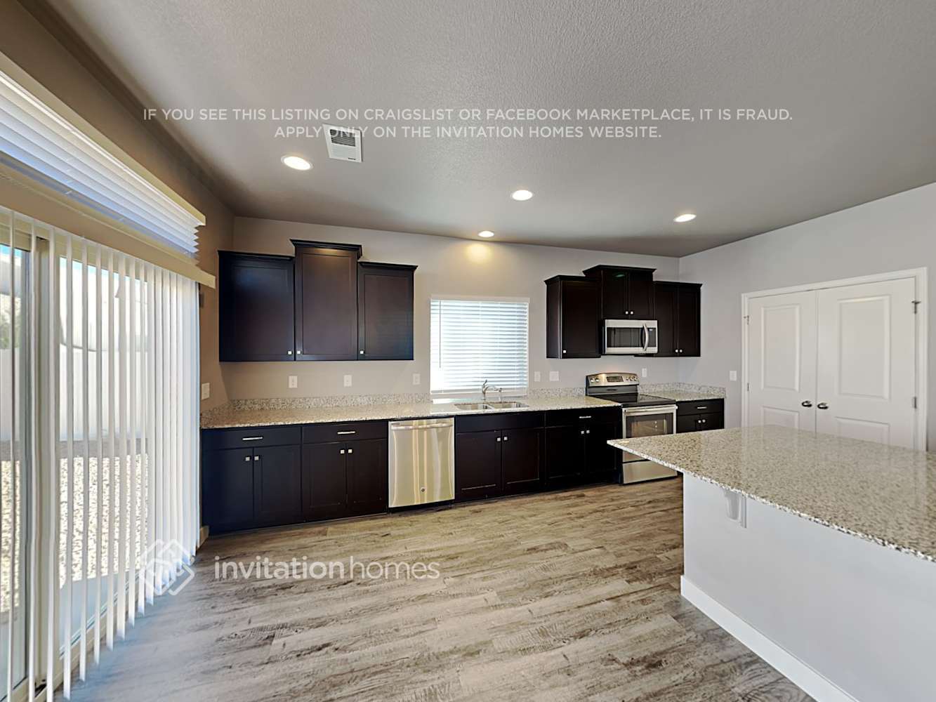 Building Photo - 9234 Castle Oaks Dr