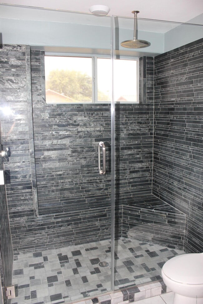 Building Photo - 1221 W Chicago St