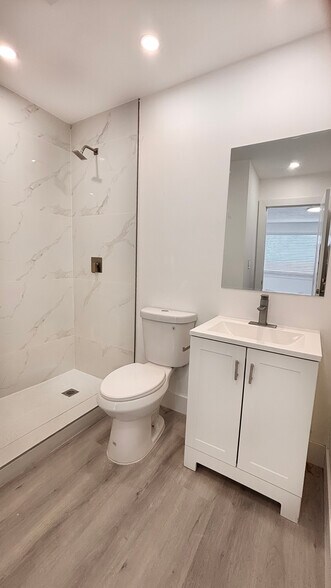 Building Photo - 721 N 68th Way