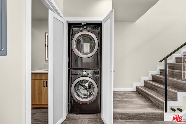 Building Photo - 1309 N Sycamore Ave