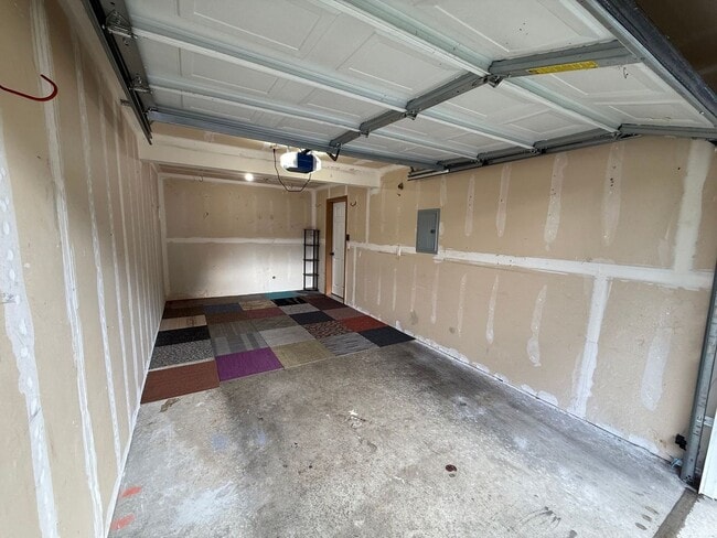 Building Photo - 4 bedroom townhome in Alicia Meadows with $500.00 off February rent if moved in by January end!