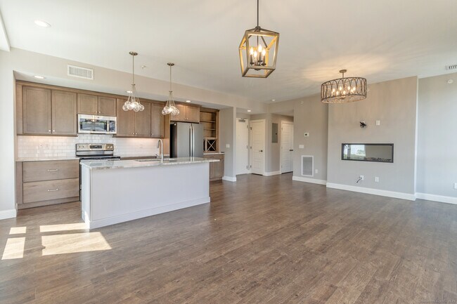 Building Photo - 11 Edgewater Cir
