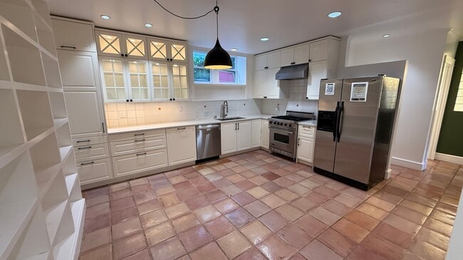 Building Photo - Epic REA - Rare Find Cozy and Update 2BR /...