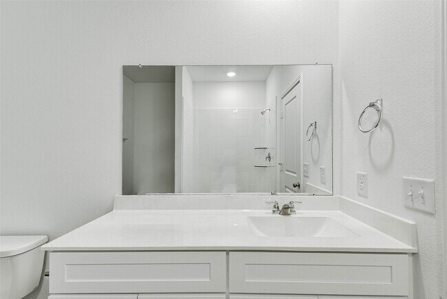 Building Photo - 25821 Hedgerow Dr