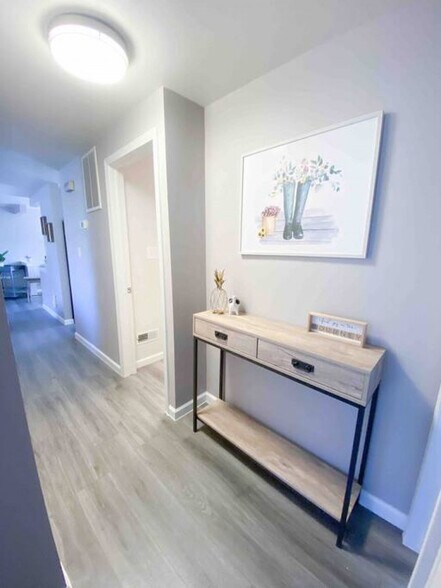 Building Photo - 11423-11425 5 Cedars Rd