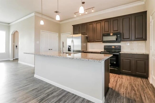 Building Photo - 18650 Cypress Hill Dr